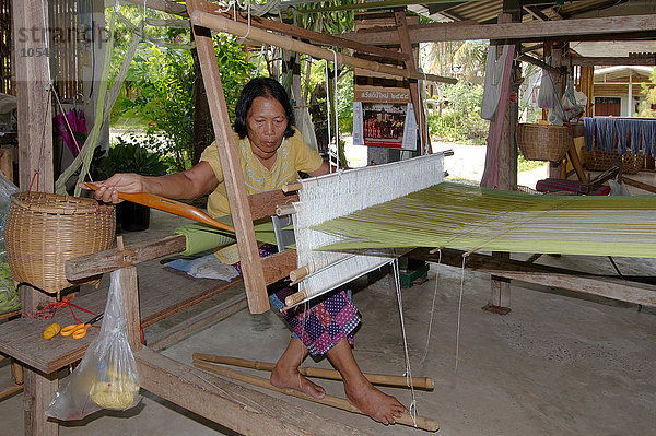 Alte Tai Dam-Frau bei der Arbeit an einem alten Holzwebstuhl  Loei Provinz  Thailand  Asien