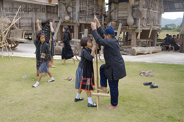 Tai Dam-Kinder auf Bambusstelzen  Loei Provinz  Thailand  Asien