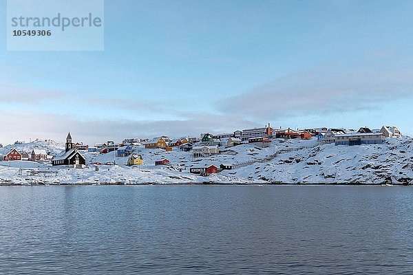 Ort im Schnee mit bunten Häusern  Polarmeer  Ilulisaat  Jacobshaven  Grönland  Nordamerika