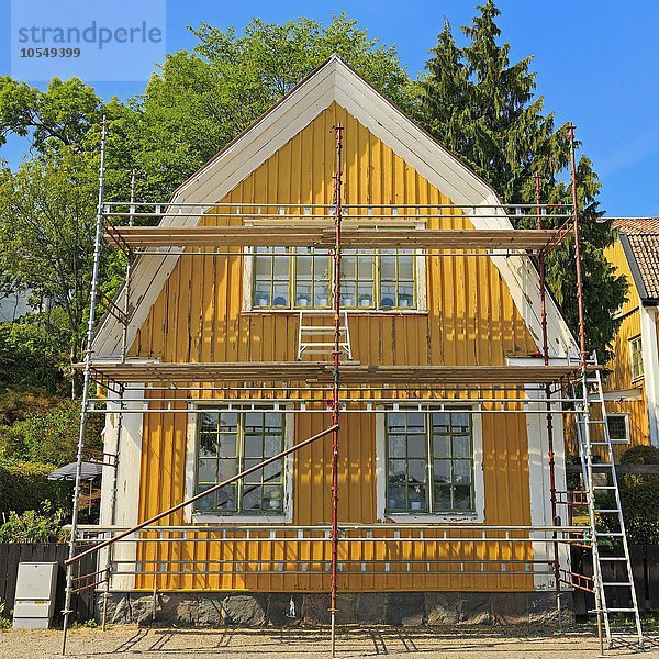 Schwedenhaus  gelb und weiß angestrichen  abblätternde Farbe  mit Baugerüst  Mariefred  Strängnäs  Södermanlands Län  Schweden  Europa