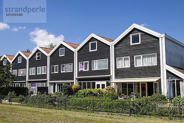 Mit Schindeln verkleidete Häuser in einem Vorort von Haarlem  Niederlande  Europa
