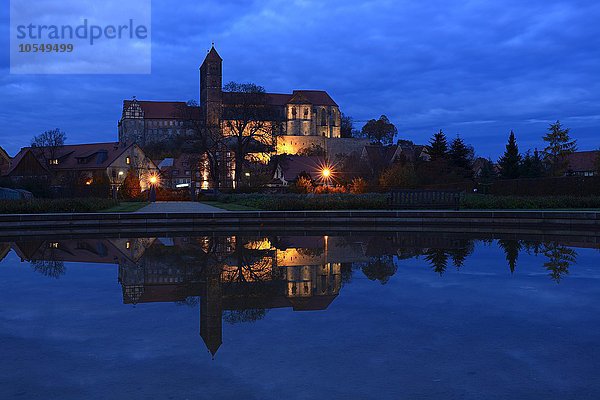 Burgberg mit Stiftskirche St. Servatius mit Spiegelung am Abend  UNESCO Welterbe  Quedlinburg  Sachsen-Anhalt  Deutschland  Europa