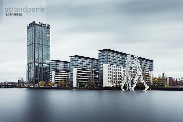 Treptowers mit Allianz Tower an der Spree  vorne Skulptur Molecule Man des Künstlers Jonathan Borofsky  Treptow  Berlin  Deutschland  Europa