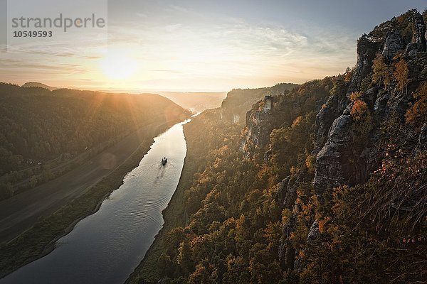 Blick von der Bastei auf die Elbe bei Sonnenuntergang  Elbsandsteingebirge  Nationalpark Sächsische Schweiz  Sachsen  Deutschland  Europa