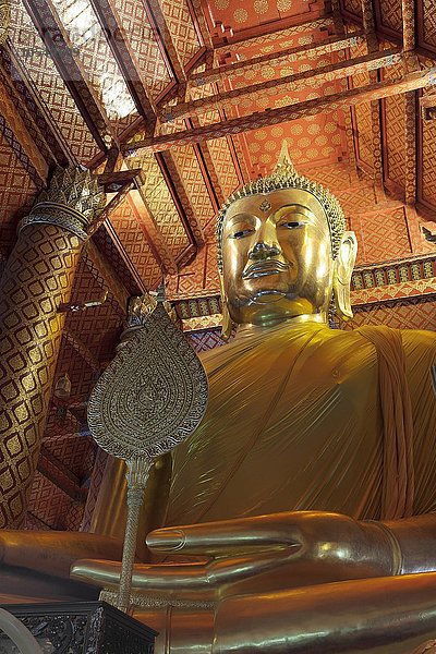 Riesiger Buddha in der Tempelanlage Wat Phanan Choeng  Ayutthaya  Thailand  Asien