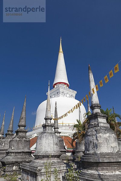 Einige kleine Chedis umgeben die Phra Baromathat Chedi  Wat Phra Mahathat Woramahawihan Tempel  Nakhon Si Thammarat  Thailand  Asien