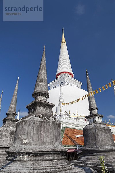 Einige kleine Chedis umgeben die Phra Baromathat Chedi  Wat Phra Mahathat Woramahawihan Tempel  Nakhon Si Thammarat  Thailand  Asien