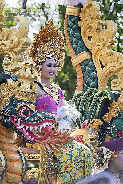 Balinesische Frau bei der Eröffnungsparade  Bali Arts Festival 2015  Denpasar  Bali  Indonesien  Asien