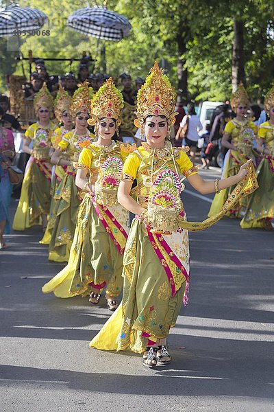 Balinesische Frauen bei der Eröffnungsparade  Bali Arts Festival 2015  Denpasar  Bali  Indonesien  Asien