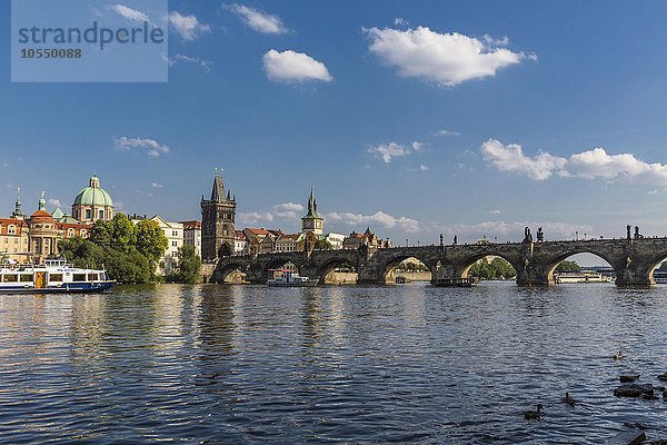 Fluss Moldau oder Vltava mit Karlsbrücke  Altstädter Brückenturm  Wasserturm der alten Mühle und Kuppel der Kreuzherrenkirche  Prag  Böhmen  Tschechien  Europa