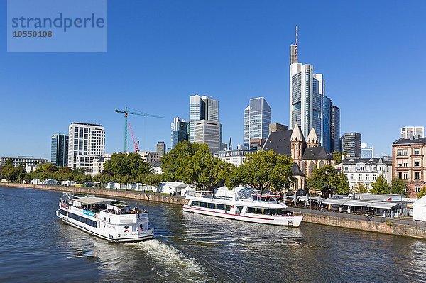 Skyline  Bankenviertel mit Ausflugsbooten  Frankfurt am Main  Hessen  Deutschland  Europa