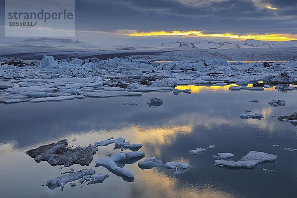 Abendstimmung an der Gletscherlagune Jökulsarlon  treibende Eisberge  hinten der Gletscher Vatnajökull  Südisland  Island  Europa
