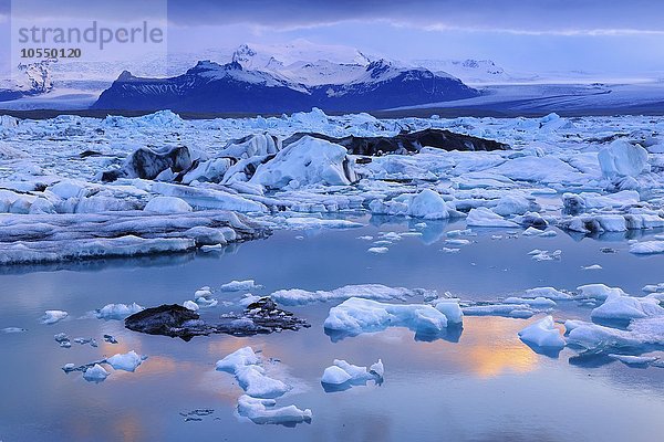 Abendstimmung an der Gletscherlagune Jökulsarlon  treibende Eisberge  hinten der Gletscher Vatnajökull  Südisland  Island  Europa