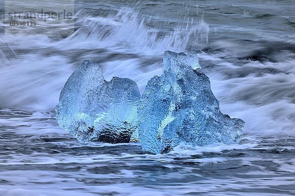 Gestrandete blaue Eisberge in der Brandung des Atlantiks  Breidarsandur  Südisland  Island  Europa