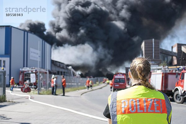 Polizistin mit Warnweste bei einem Großbrand  Niedersachsen  Deutschland  Europa