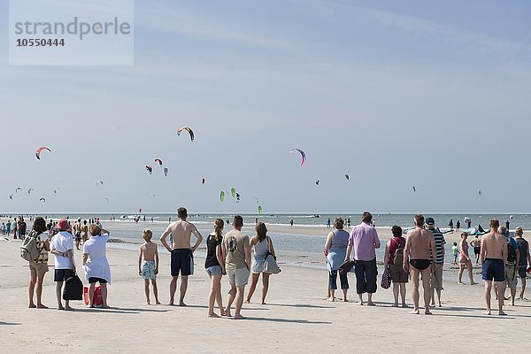 Zuschauer am Strand  Kitesurfer  Kitesurf World Cup  Sankt Peter-Ording  Nordsee  Nordfriesland  Schleswig-Holstein  Deutschland  Europa