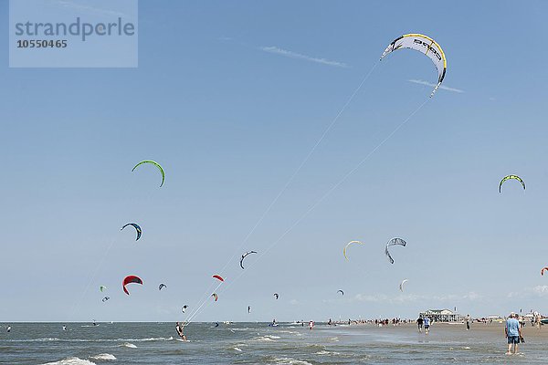 Kitesurfer  Kitesurf World Cup  Sankt Peter-Ording  Nordsee  Nordfriesland  Schleswig-Holstein  Deutschland  Europa