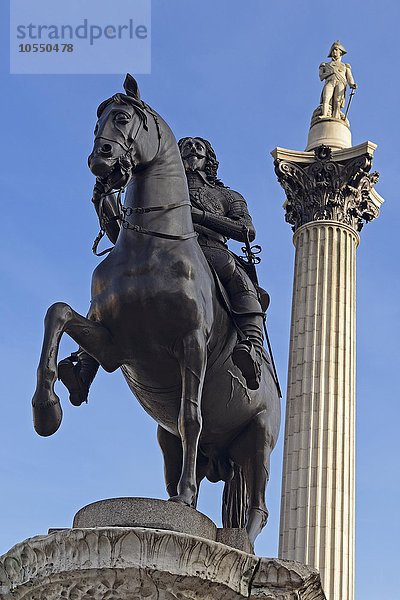 Reiterstandbild von King Charles I. mit Nelsonsäule  Nelson's Column hinten  Trafalgar Square  London  Großbritannien  Europa