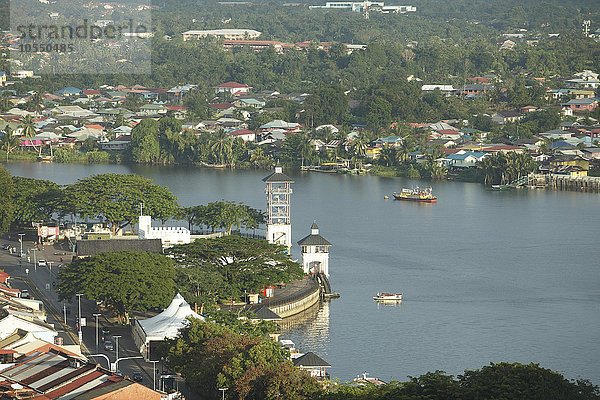 Waterfront mit Sarawak River  Kuching  Sarawak  Borneo  Malaysia  Asien