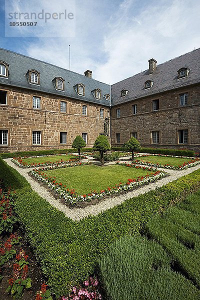 Klostergarten mit Kloster Mont Sainte-Odile  Ottrott  Département Bas-Rhin  Elsass  Frankreich  Europa