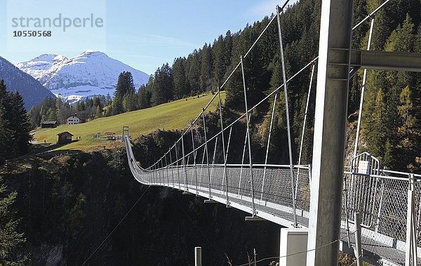 Seilhängebrücke über das Höhenbachtal mit einer Länge von 200  51 m und einer Höhe von 105 m  Holzgau  Lechtal  Tirol  Österreich  Europa