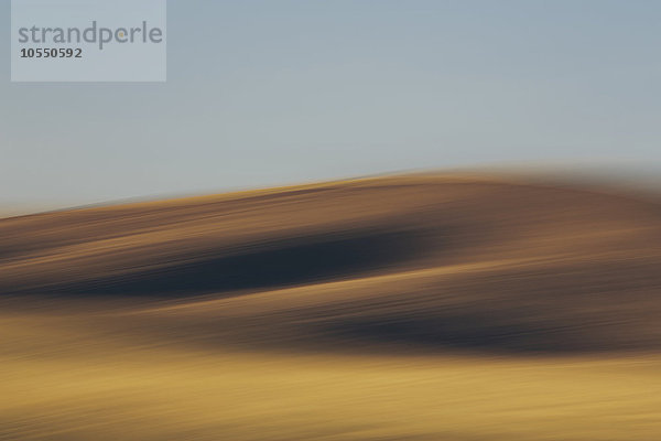 Die Umrisse von sanften Hügeln und Ackerland  verschwommene Bewegung und Licht und Schatten.