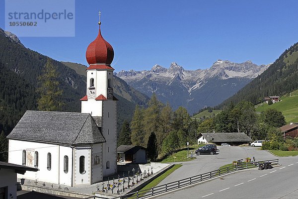 Wallfahrtskirche Maria Schnee mit Sicht auf die Tannheimer Berge  Bschlabs im Lechtal  Tirol  Österreich  Europa