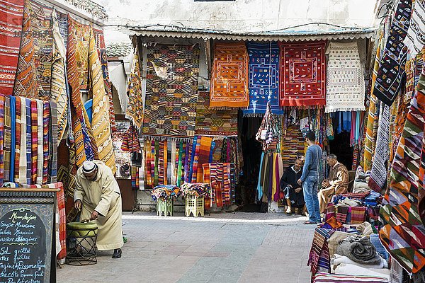 Teppichhändler in der Altstadt  Essaouira  Marokko  Afrika
