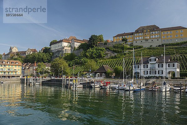 Hafen  hinten Burg und Staatsweingut  Meersburg  Bodensee  Baden-Württemberg  Deutschland  Europa