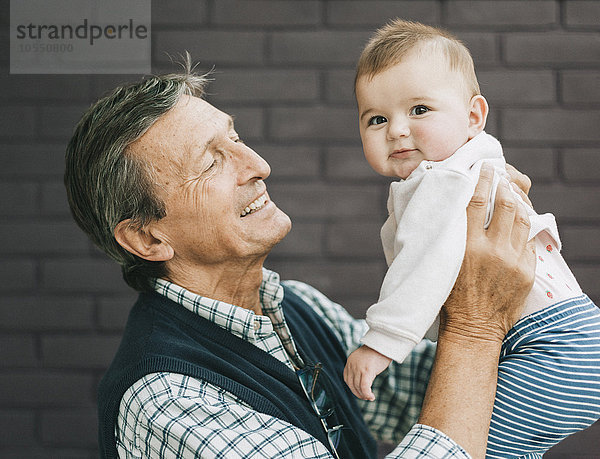 Ein Großvater und eine kleine Enkelin.