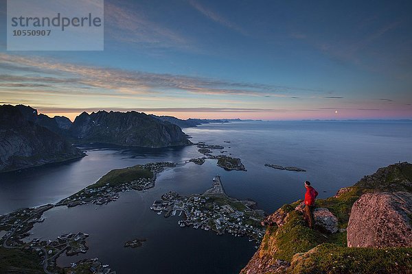 Aussicht vom Reinebringen  Reinebriggen  auf Reine und den Reinefjord mit Bergen  bei Mitternachtssonne  Moskenes  Moskenesöy  Lofoten  Norwegen  Europa