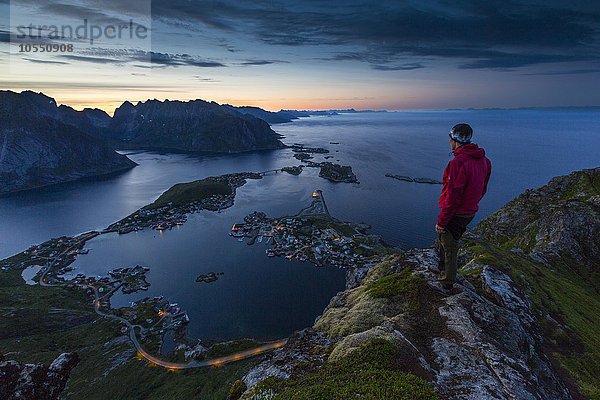 Aussicht vom Reinebringen  Reinebriggen  auf Reine und den Reinefjord mit Bergen  bei Mitternachtssonne  Moskenes  Moskenesöy  Lofoten  Norwegen  Europa