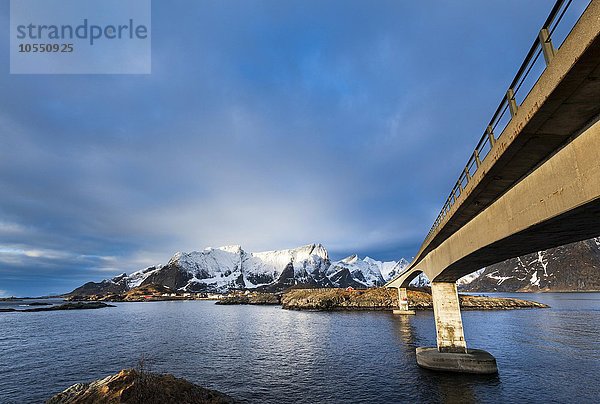 Brücke über Fjord  Moskenesoya  Reine  Hamnöy  Hamnoy Lofoten  Norwegen  Europa