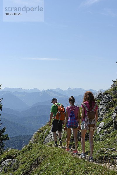 Vater mit zwei Mädchen  Teenager  Kinder beim Bergsteigen  Brauneck  bei Lenggries  Isarwinkel  Oberbayern  Bayern  Deutschland  Europa
