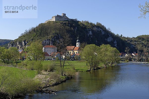 Stadt mit Kirche und Burgruine am Fluss Naab  Kallmünz  Oberpfalz  Bayern  Deutschland  Europa