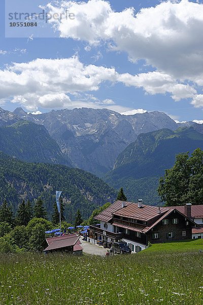 Berggasthaus Eckbauer  hinten Wetterstein Gebirge mit Alpspitze und Zugspitze  Garmisch-Partenkirchen  Werdenfelser Land  Oberbayern  Bayern  Deutschland  Europa