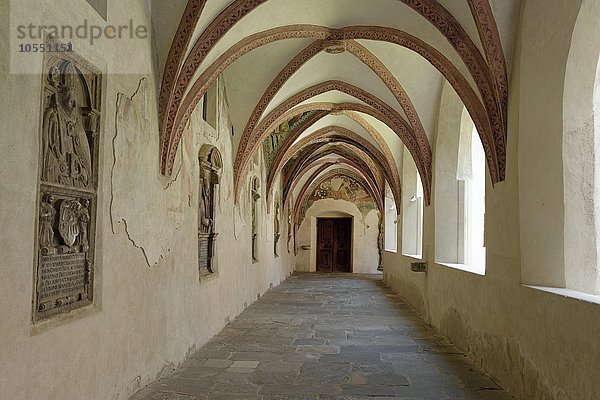 Kreuzgang im Augustinter-Chorherrenstift Kloster Neustift bei Brixen  Südtirol  Alto Adige  Italien  Europa