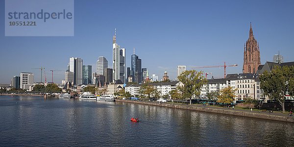 Skyline mit Bankenviertel und Kaiserdom  Mainufer  Mainkai  Frankfurt am Main  Hessen  Deutschland  Europa