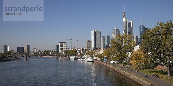 Eiserner Steg  Bankenviertel  Mainufer  Mainkai  Frankfurt am Main  Hessen  Deutschland  Europa