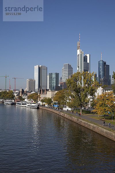 Skyline  Bankenviertel  Mainufer  Mainkai  Frankfurt am Main  Hessen  Deutschland  Europa
