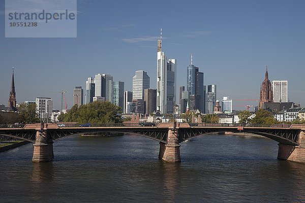 Skyline mit Bankenviertel und Kaiserdom  Ignaz-Bubis-Brücke  Frankfurt am Main  Hessen  Deutschland  Europa