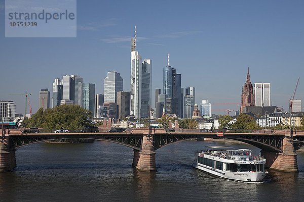 Skyline mit Bankenviertel und Kaiserdom  Ignaz-Bubis-Brücke  Ausflugsschiff  Frankfurt am Main  Hessen  Deutschland  Europa