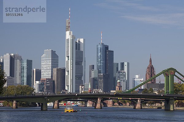 Skyline mit Bankenviertel und Kaiserdom  Flößerbrücke  Frankfurt am Main  Hessen  Deutschland  Europa