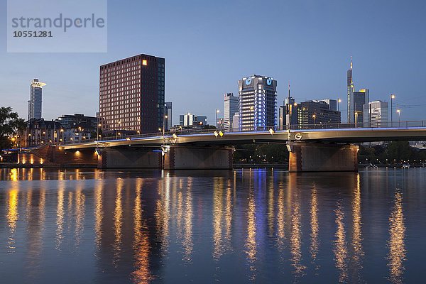 Skyline mit Bürohäusern  Hochhäuser bei Dämmerung  Untermainkai  Friedensbrücke  Frankfurt am Main  Hessen  Deutschland  Europa