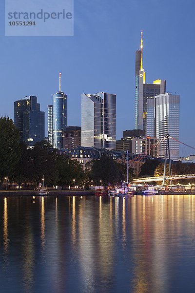 Skyline mit Bürohäusern  Hochhäuser bei Dämmerung am Untermainkai  Bankenviertel  Frankfurt am Main  Hessen  Deutschland  Europa