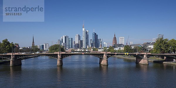 Skyline mit Bankenviertel und Kaiserdom  Ignaz-Bubis-Brücke  Frankfurt am Main  Hessen  Deutschland  Europa