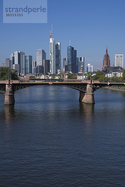 Skyline mit Bankenviertel und Kaiserdom  Ignaz-Bubis-Brücke  Frankfurt am Main  Hessen  Deutschland  Europa