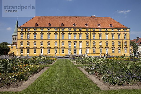 Schlossgarten mit Schloss und Universität  Osnabrück  Niedersachsen  Deutschland  Europa