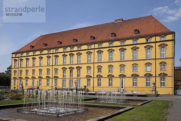 Schlossgarten mit Springbrunnen  Schloss und Universität  Osnabrück  Niedersachsen  Deutschland  Europa