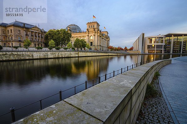 Spree und das Reichstagsgebäude  Sitz des Deutschen Bundestages  Morgenlicht  Berlin  Deutschland  Europa